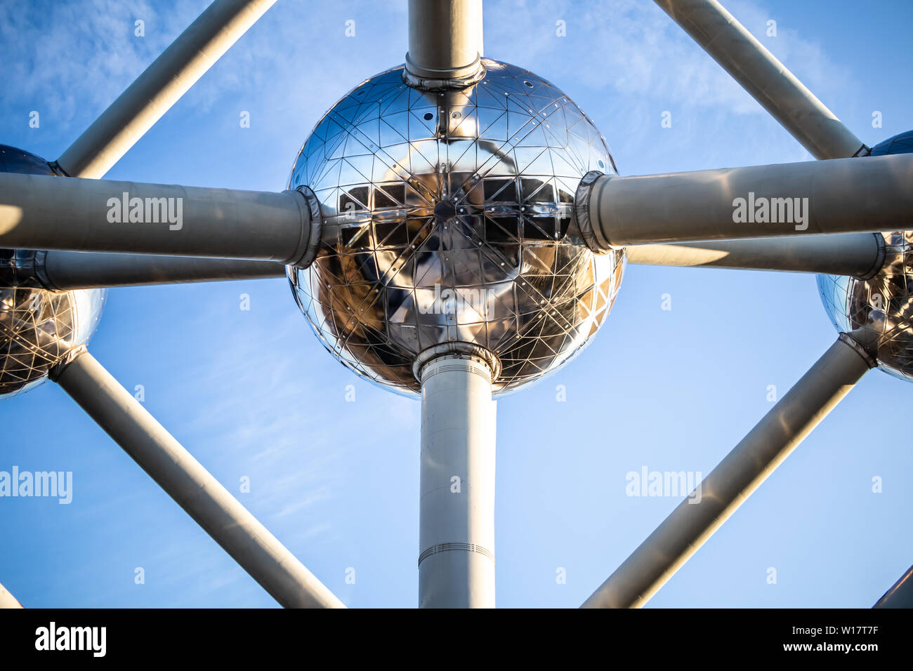 Bruxelles, Belgique, Jan 2019 Atomium, hiver ciel bleu nuages, Atomium représente neuf atomes de fer en forme de cubiques centrés cellule de cristal de fer Banque D'Images