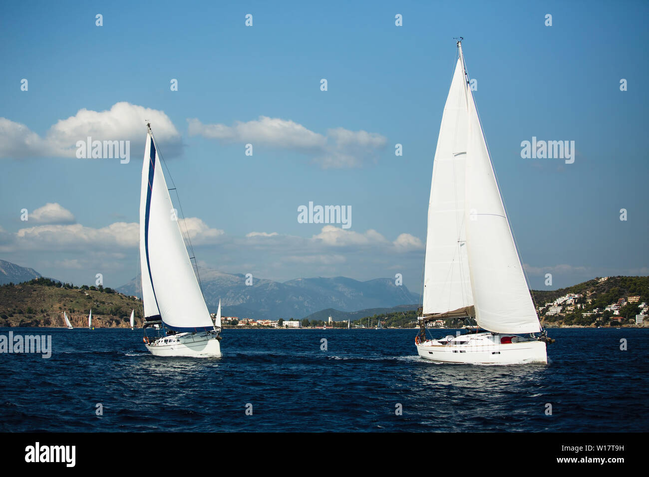 Bateau à voile yachts avec voiles blanches dans la mer ouverte. Banque D'Images