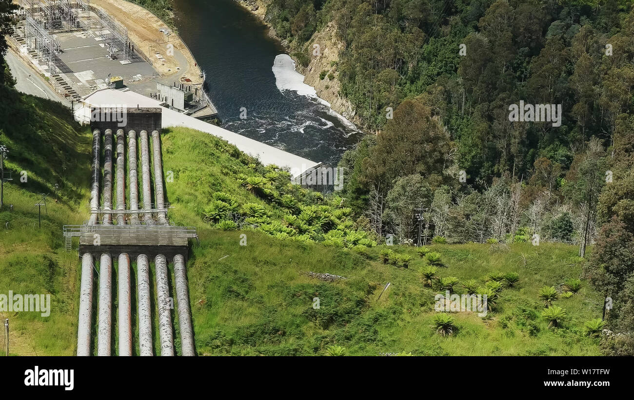 Long Shot d'une centrale électrique à tarraleah en Tasmanie Banque D'Images