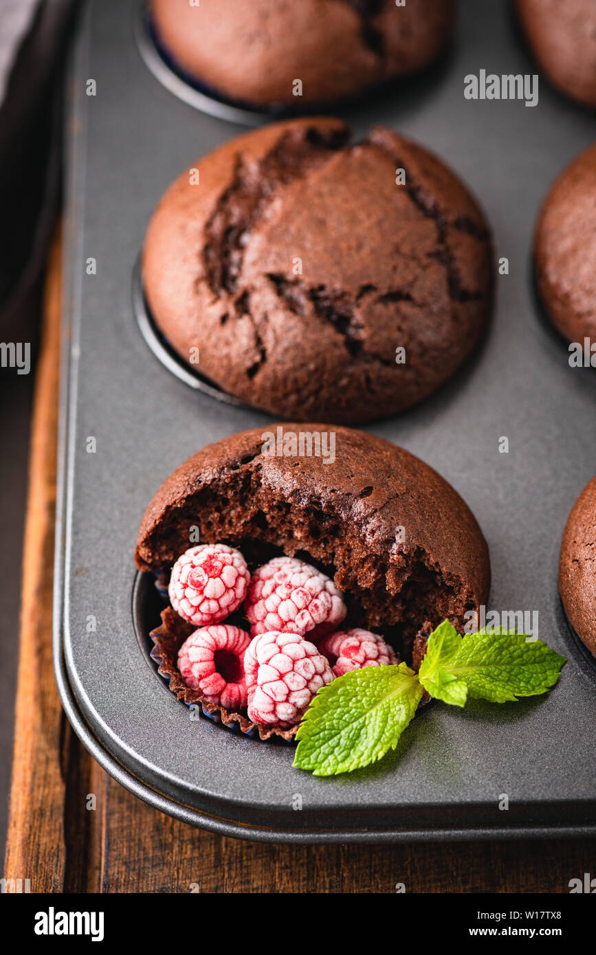 Délicieux Muffins au chocolat muffins en étain. Vue rapprochée. Muffin morsure manquant Banque D'Images