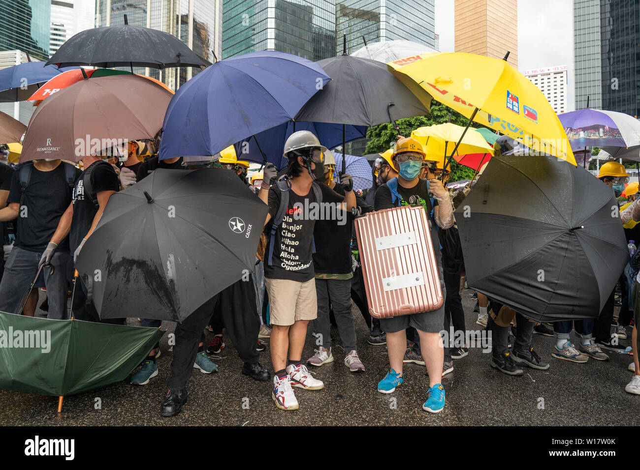 Des manifestants anti gouvernement à l'aide de parasols et de bouclier pour se protéger de la police au cours de l'impasse. Des milliers de manifestants anti-gouvernement s'affrontent avec la police anti-émeute et occuper les routes principales autour de la complexe du gouvernement de Hong Kong pendant le 22e anniversaire du retour de Hong Kong à la Chine. Banque D'Images