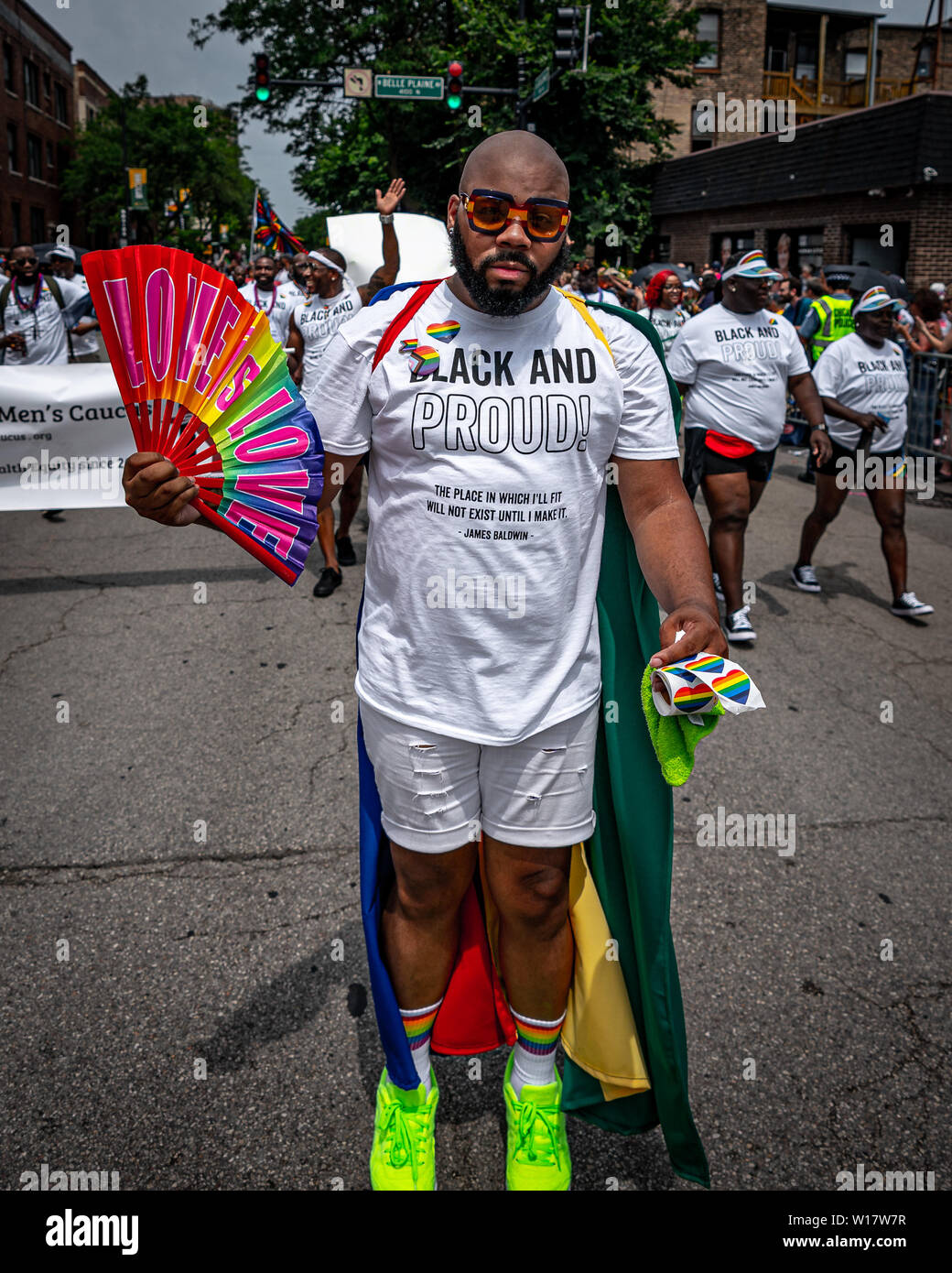 Chicago, Illinois, USA. 30 Juin, 2019. Noir et fier ; les bénévoles avec le noir Chicago Gay Men's Caucus mars vers le bas l'itinéraire du défilé Crédit : Chris Riha/ZUMA/Alamy Fil Live News Banque D'Images