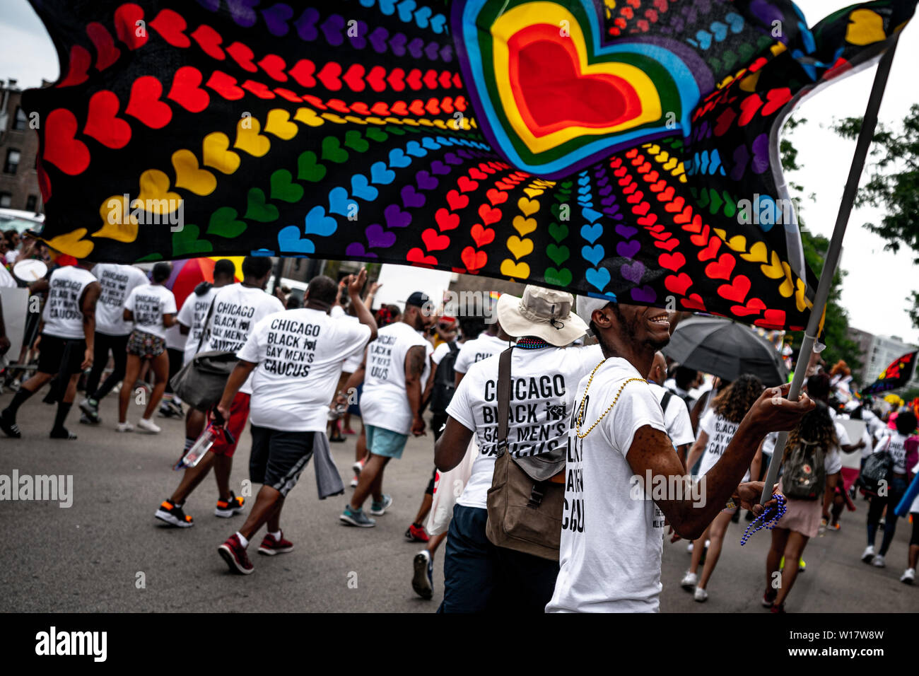 Chicago, Illinois, USA. 30 Juin, 2019. Noir et fier ; les bénévoles avec le noir Chicago Gay Men's Caucus mars vers le bas l'itinéraire du défilé Crédit : Chris Riha/ZUMA/Alamy Fil Live News Banque D'Images