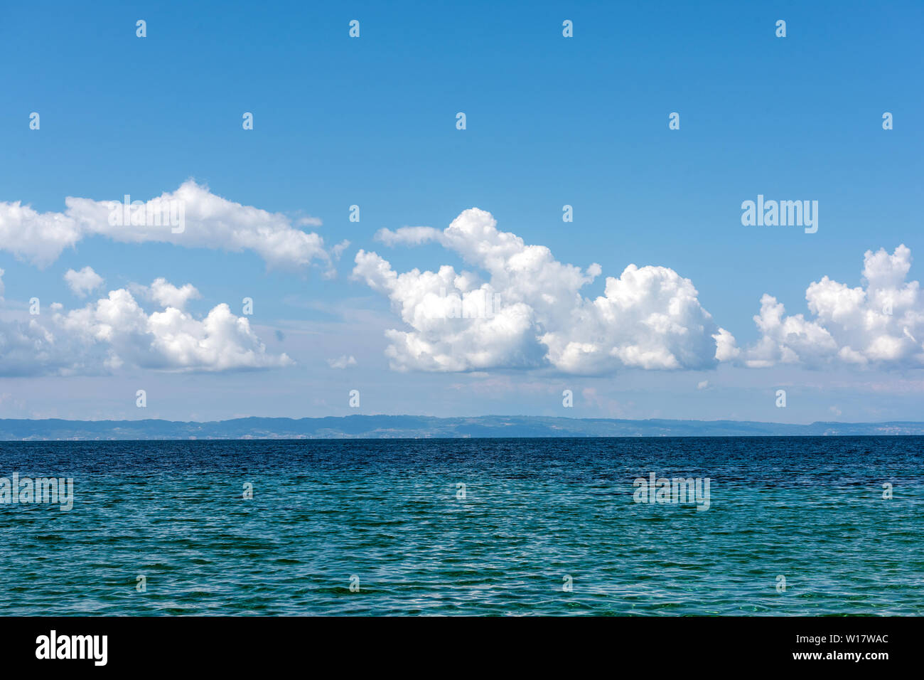 Beau paysage de mer avec ciel bleu et nuages sur sunny day Banque D'Images