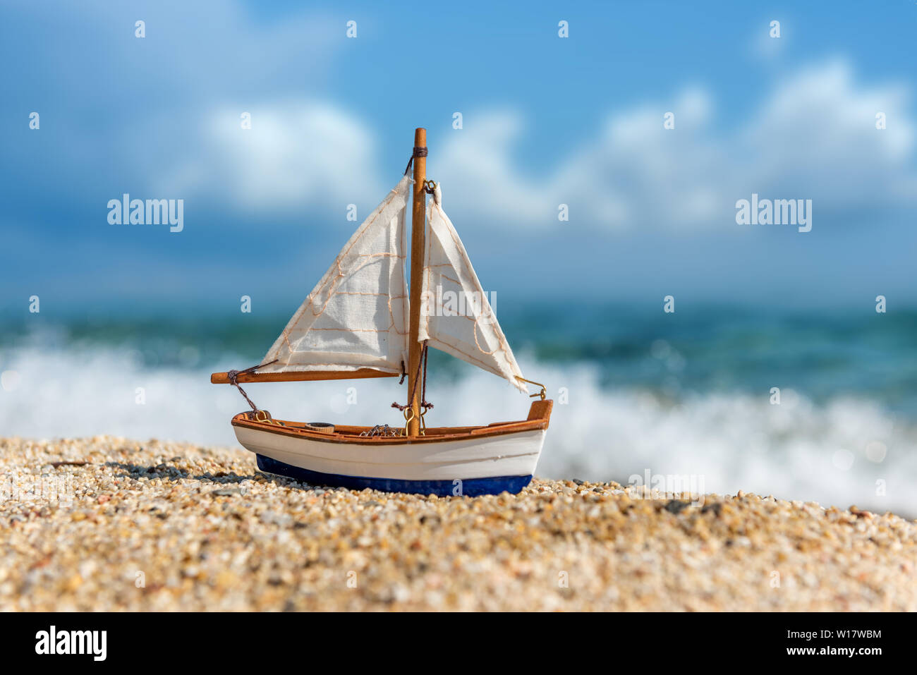 Image de la plage de sable tropicale et voilier jouet. Concept d'été Banque D'Images