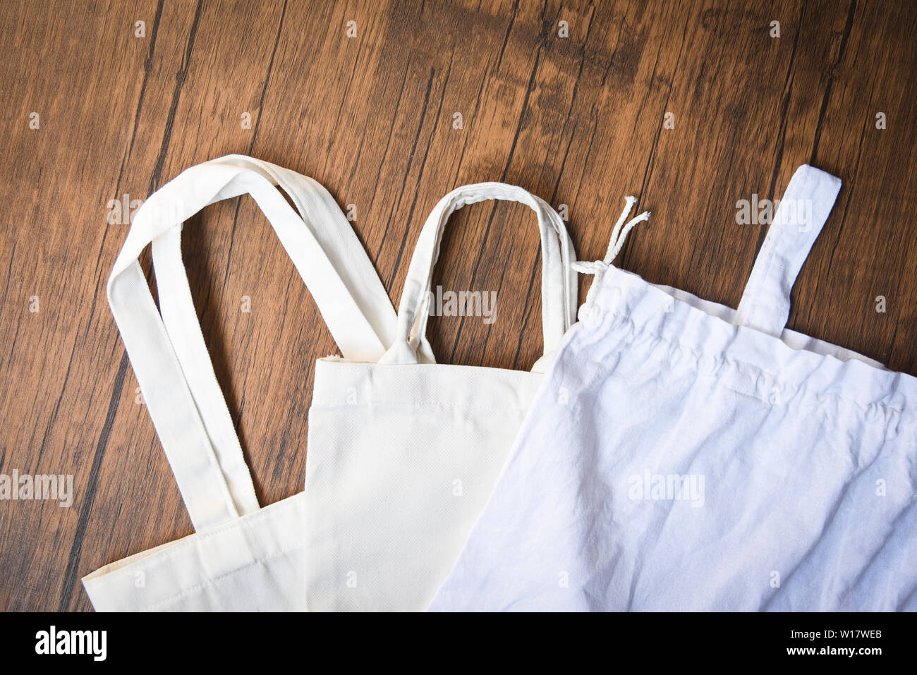 Tissu toile fourre-tout sac sac shopping en tissu écologique sur fond de bois / Zéro déchets utiliser moins de plastique sac plastique dites non concept problème de pollution Banque D'Images
