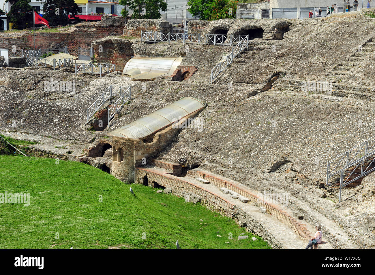 Fermer la vue d'une partie de Dürres Amphithéâtre en Albanie. Escaliers anciens et les touristes. Banque D'Images
