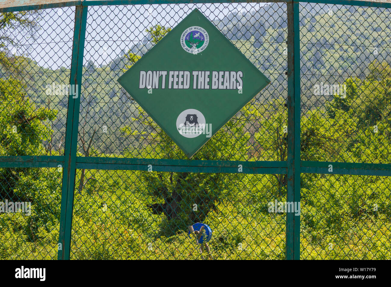 Srinagar, au Cachemire, en Inde : en date du 19 juin 2019- : Un panneau d'avertissement à l'ours noir de l'himalaya un enclos au Parc National de Dachigam à Srinagar, au Cachemire Banque D'Images