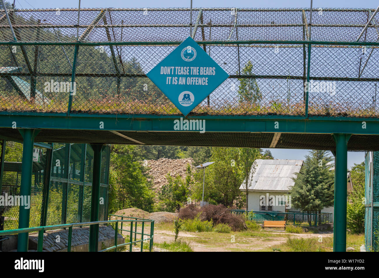 Srinagar, au Cachemire, en Inde : en date du 19 juin 2019- : Un panneau d'avertissement à l'ours noir de l'himalaya un enclos au Parc National de Dachigam à Srinagar, au Cachemire Banque D'Images