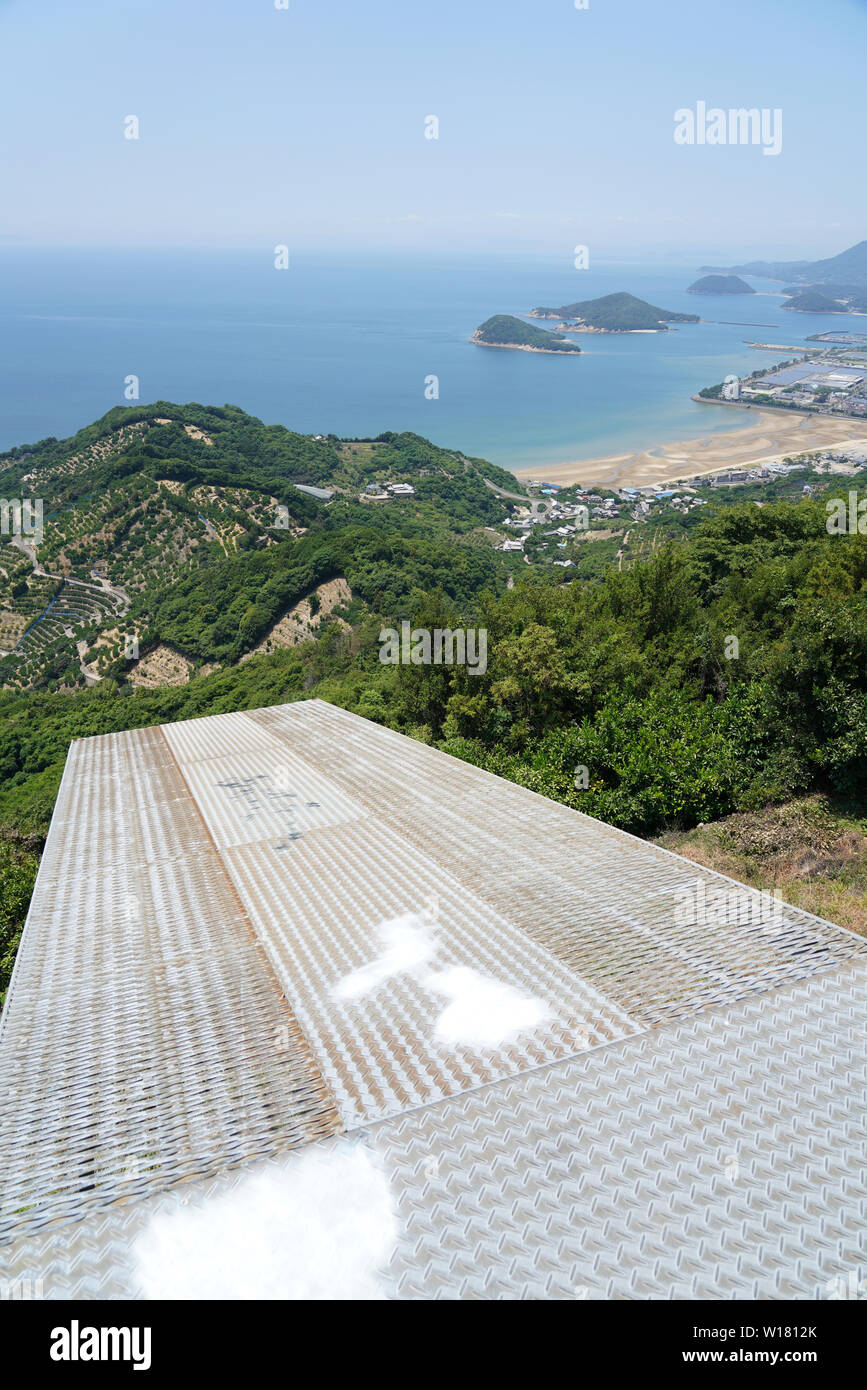 Parapente sur le site de lancement d'une montagne, avec vue sur le paysage au Japon Banque D'Images