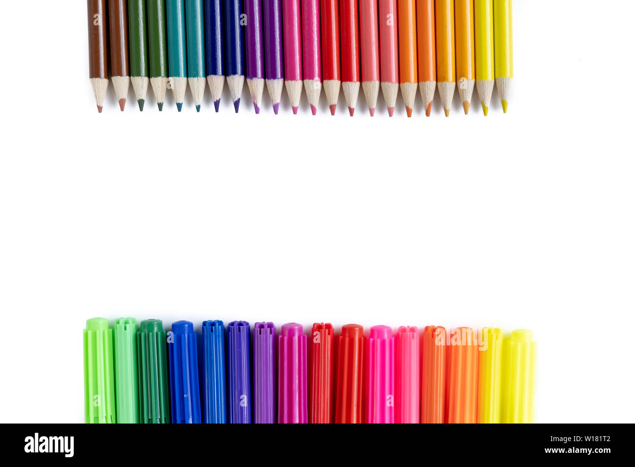 Images gros plan de plusieurs crayons de couleur isolé sur fond blanc. Mise à plat, vue du dessus, à l'école concept Banque D'Images