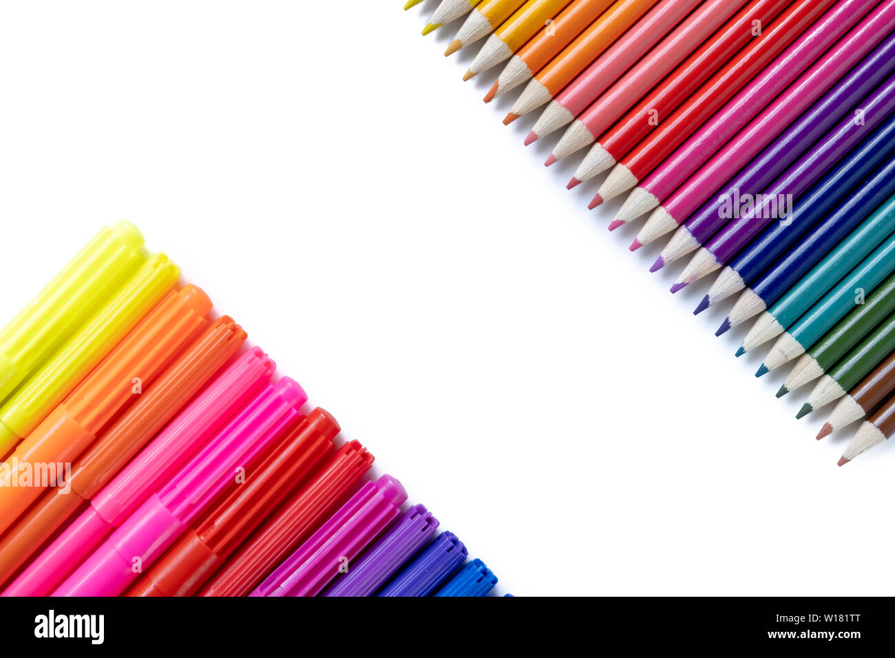 Images gros plan de plusieurs crayons de couleur isolé sur fond blanc. Mise à plat, vue du dessus, à l'école concept Banque D'Images