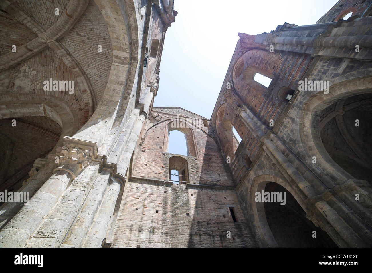 Vue de bas en haut d'un détail de l'abbaye de San Galgano les murs et fenêtres sur une journée ensoleillée. Chiusdino, Toscane, Italie. Banque D'Images