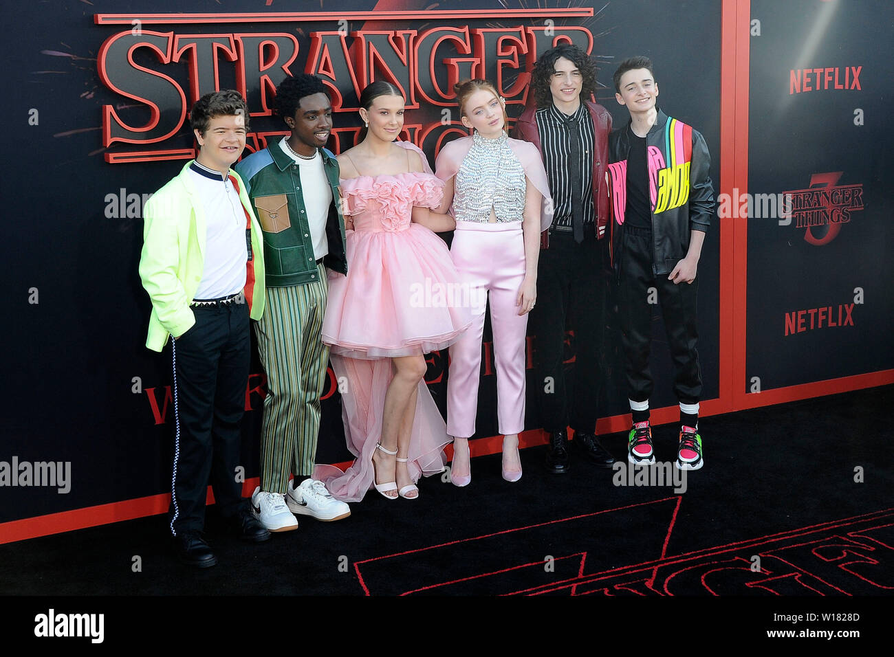 Gedichten Matarazzo, Caleb McLaughlin, Millie Bobby Brown, Sadie, évier, Finn et Noah Wolfhard Schnapp, lors de la première mondiale de la saison 3 de la série TV Netflix 'Stranger Things' à Barnum Hall. Santa Monica, l'utilisation dans le monde entier 28.06.2019 | Banque D'Images