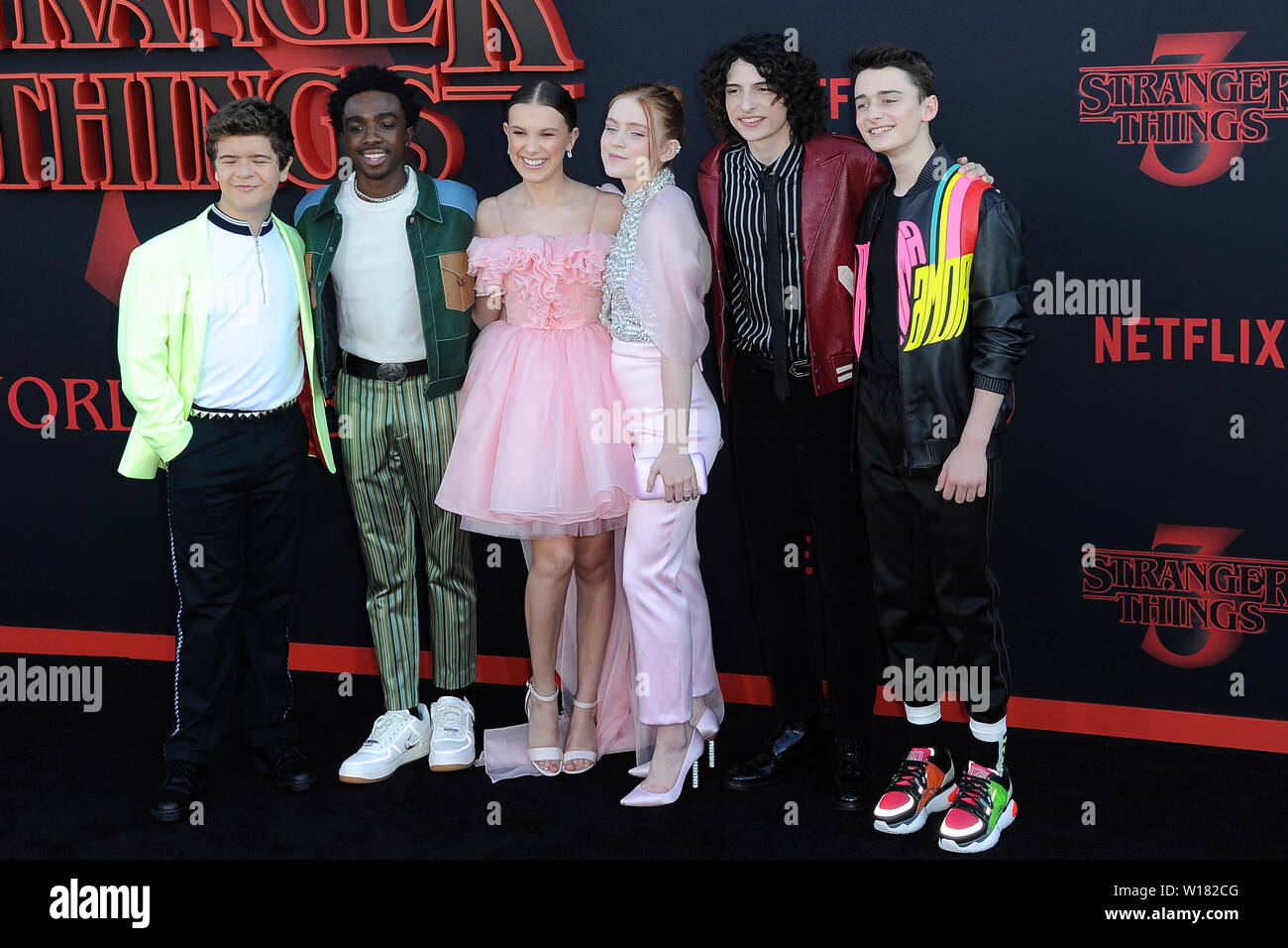 Gedichten Matarazzo, Caleb McLaughlin, Millie Bobby Brown, Sadie, évier, Finn et Noah Wolfhard Schnapp, lors de la première mondiale de la saison 3 de la série TV Netflix 'Stranger Things' à Barnum Hall. Santa Monica, l'utilisation dans le monde entier 28.06.2019 | Banque D'Images