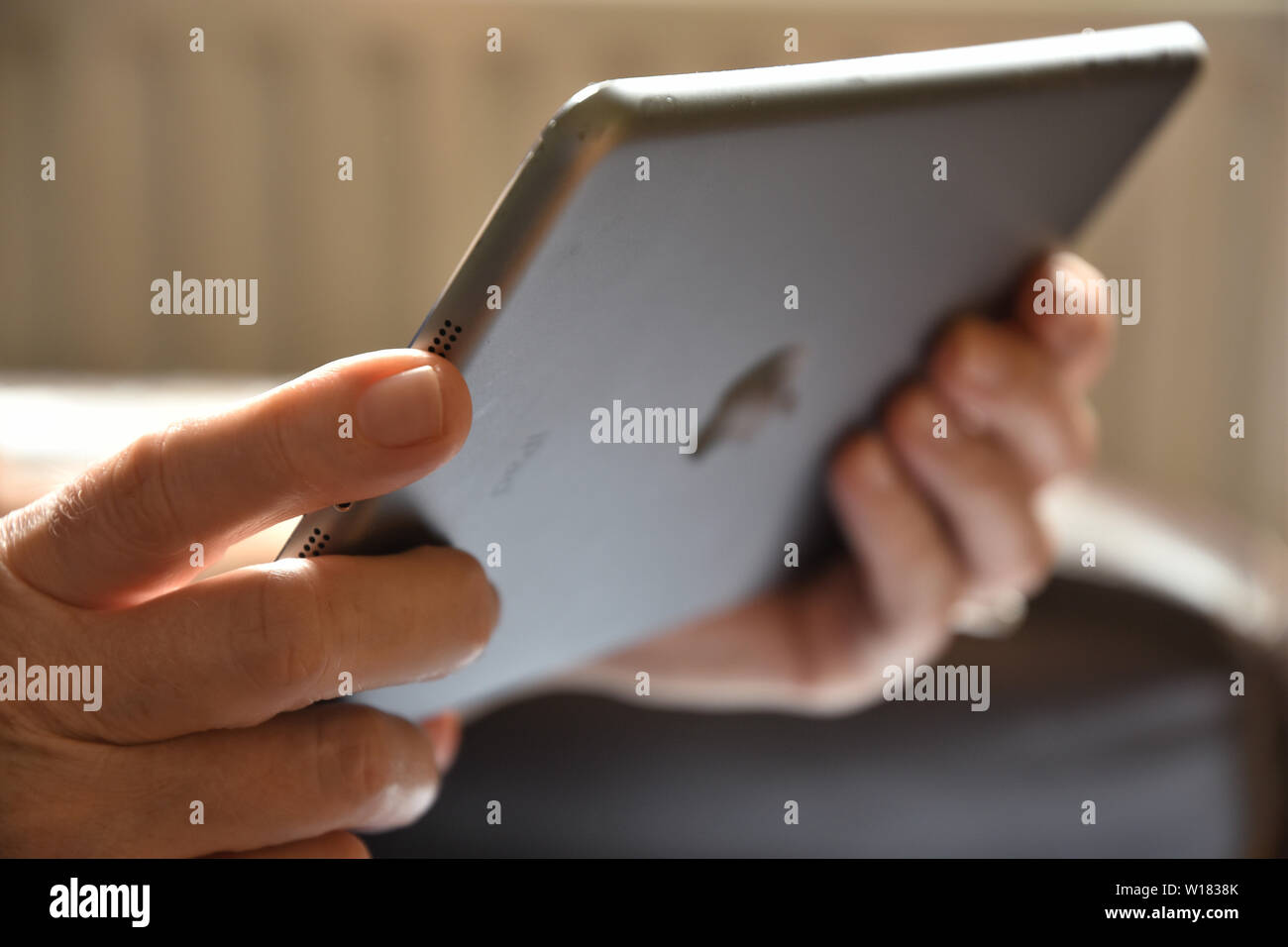 Close up of a senior woman holding an Apple iPad. Banque D'Images