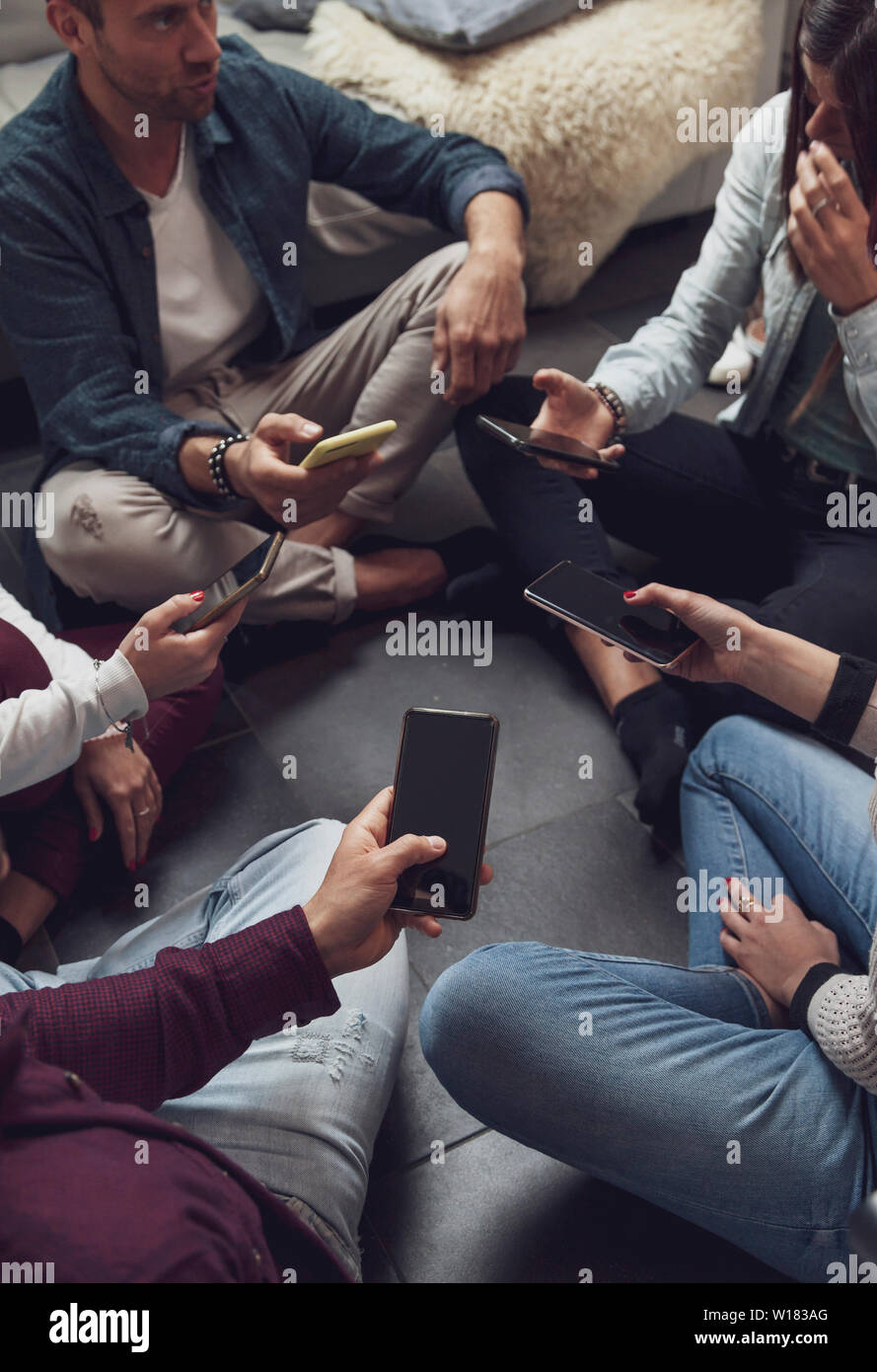Groupe de personnes dépendantes de s'amuser ensemble avec les téléphones intelligents - Technologie concept avec en ligne avec les cellulaires millénaire Banque D'Images