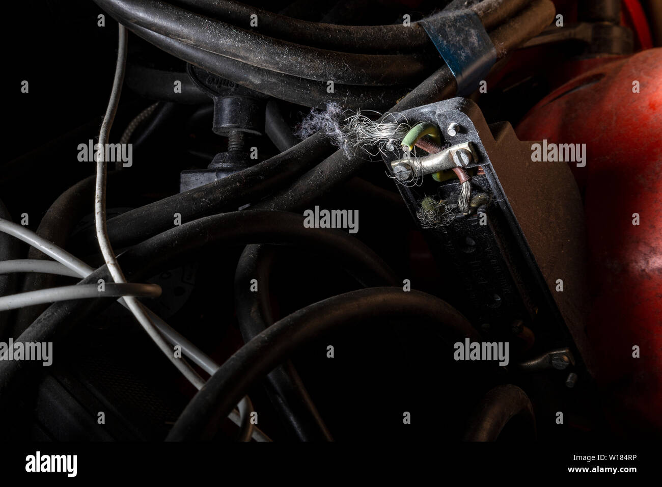 Appareil photo - le matériel photographique, sombre, de l'électricité, de l'excitation, l'exposition, l'industrie du film, Fire - phénomène naturel, Focus - Concept, pendaison, Haute C Banque D'Images