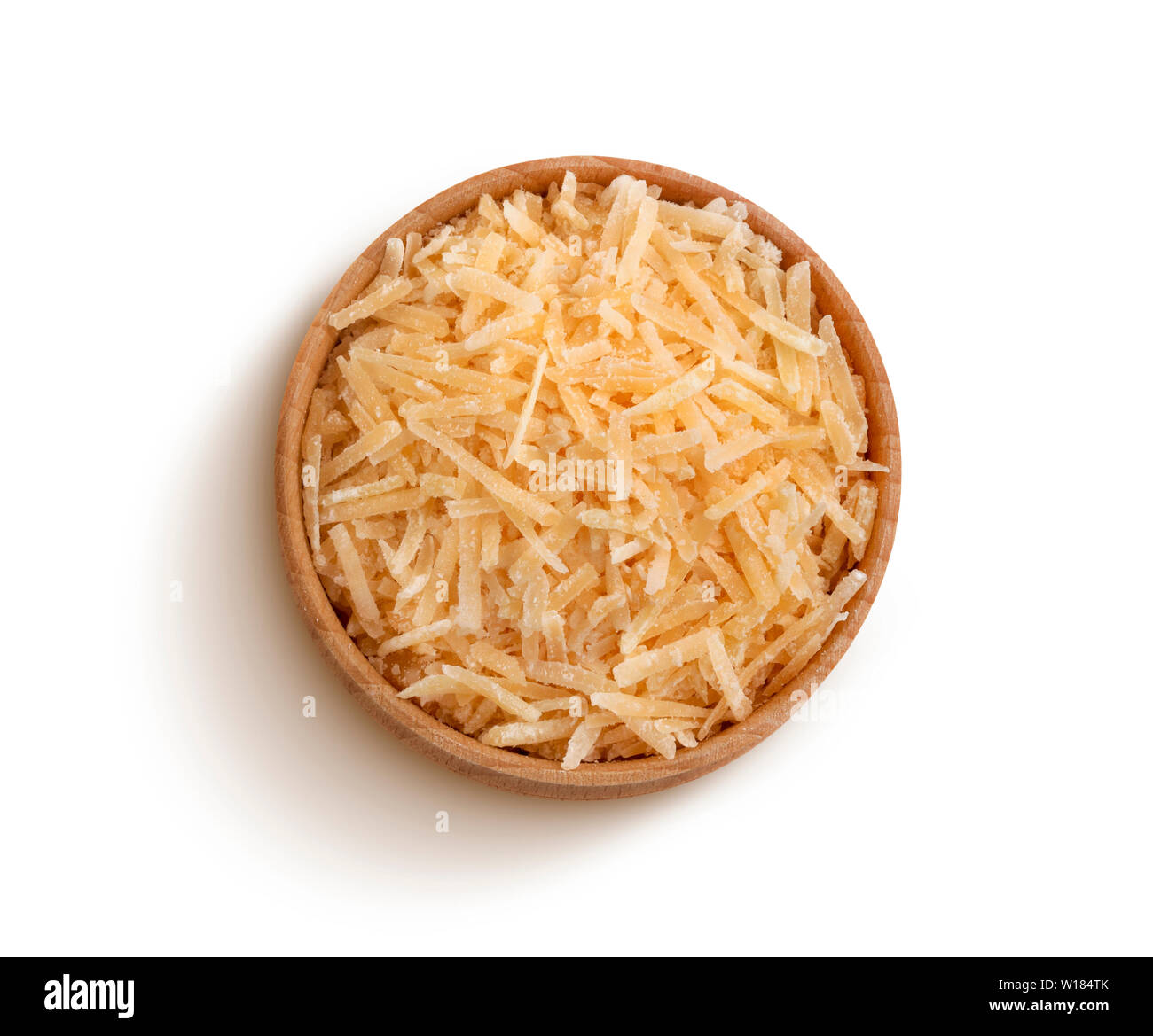 Fromage parmesan râpé isolé sur fond blanc, vue du dessus Banque D'Images
