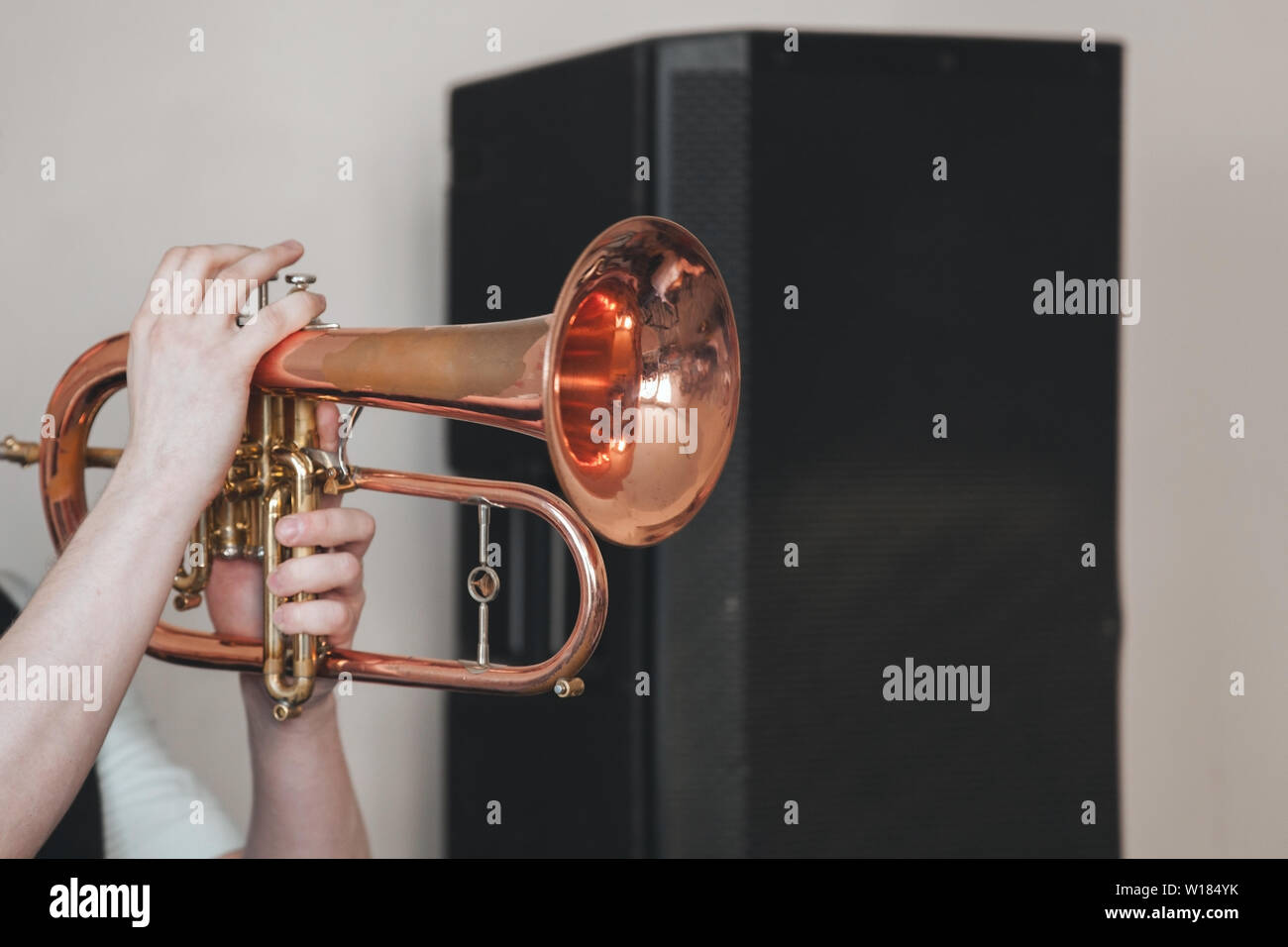 Arrière-plan de la musique live, Bugle en mains, trompettiste photo en gros plan avec selective focus Banque D'Images