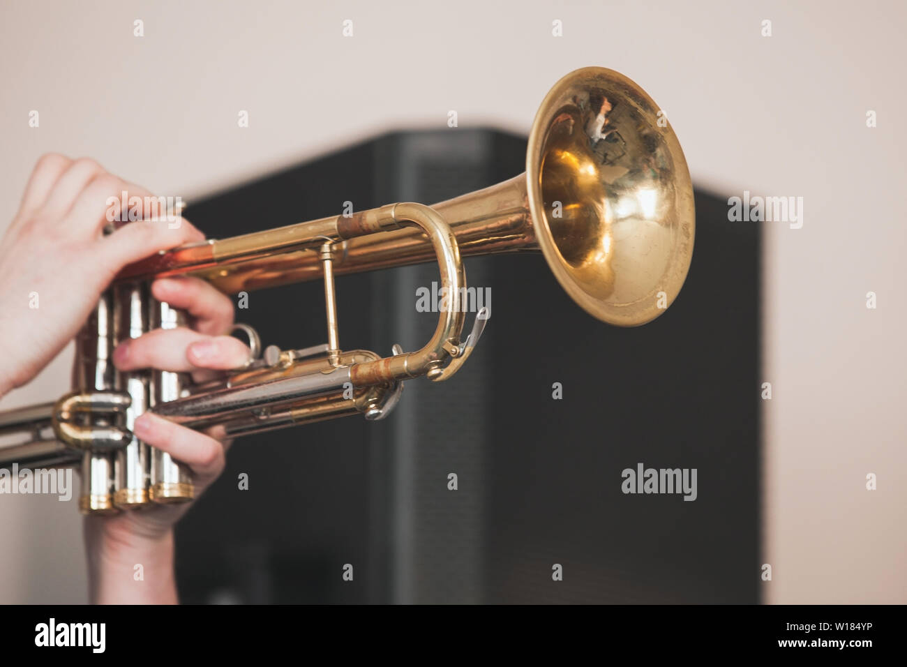 Arrière-plan de la musique live, trompette trompettiste dans les mains. C'est un instrument de cuivre couramment utilisés dans les ensembles de jazz et classique, photo en gros plan avec selecti Banque D'Images