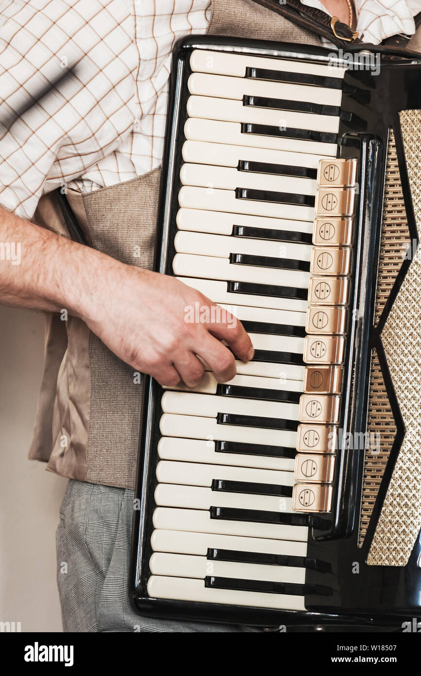 Arrière-plan de la musique live. L'accordéoniste joue vintage accordéon. Close-up photo verticale avec selective focus Banque D'Images
