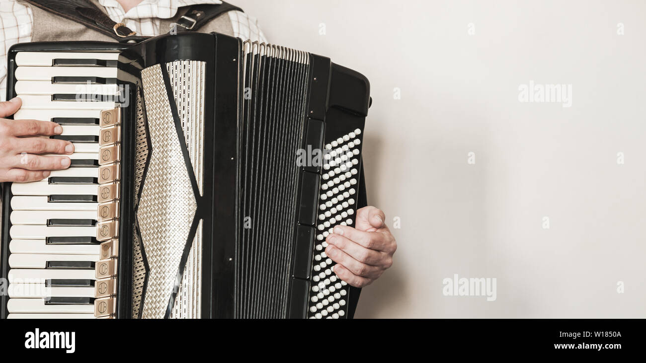 Musique live Vintage background. L'accordéoniste joue accordéon rétro. Photo en gros plan avec selective focus Banque D'Images