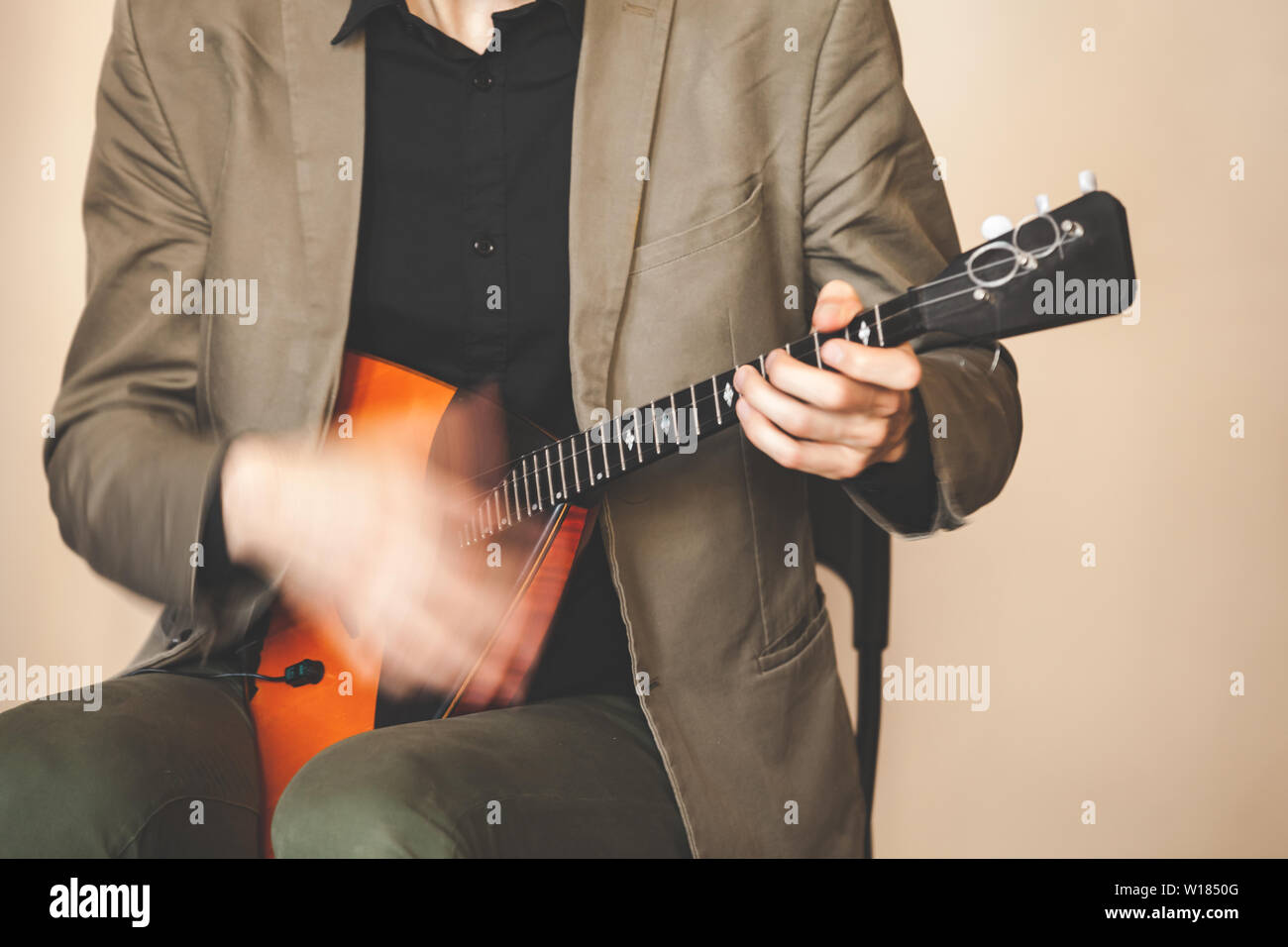 La musique folklorique russe, l'homme d'arrière-plan de jeu rapide de la balalaïka, la photo en gros plan avec soft focus sélectif et l'effet de flou de mouvement Banque D'Images