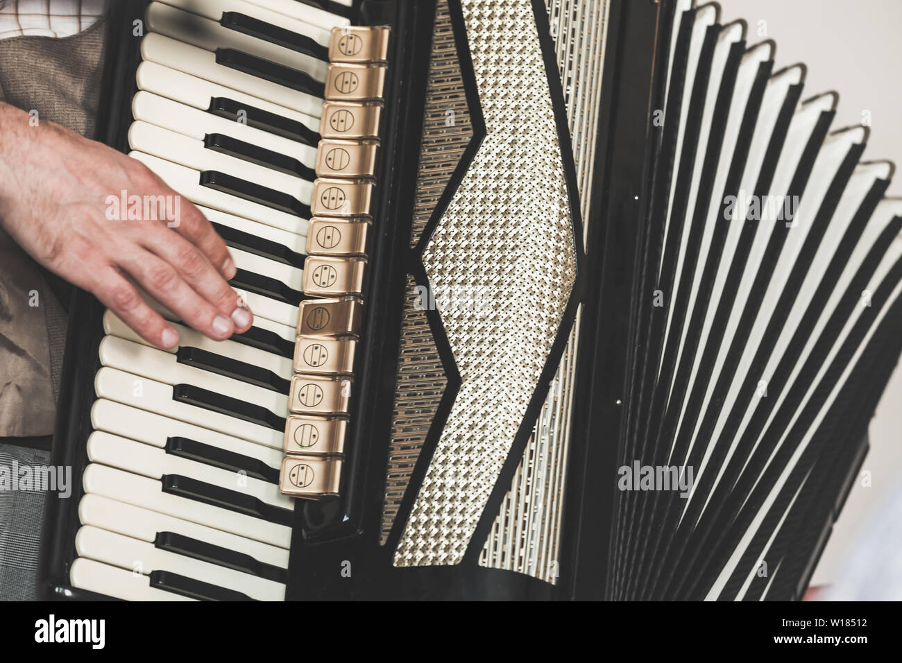 Arrière-plan de la musique live. L'accordéoniste joue vintage accordéon. Photo en gros plan avec selective focus Banque D'Images