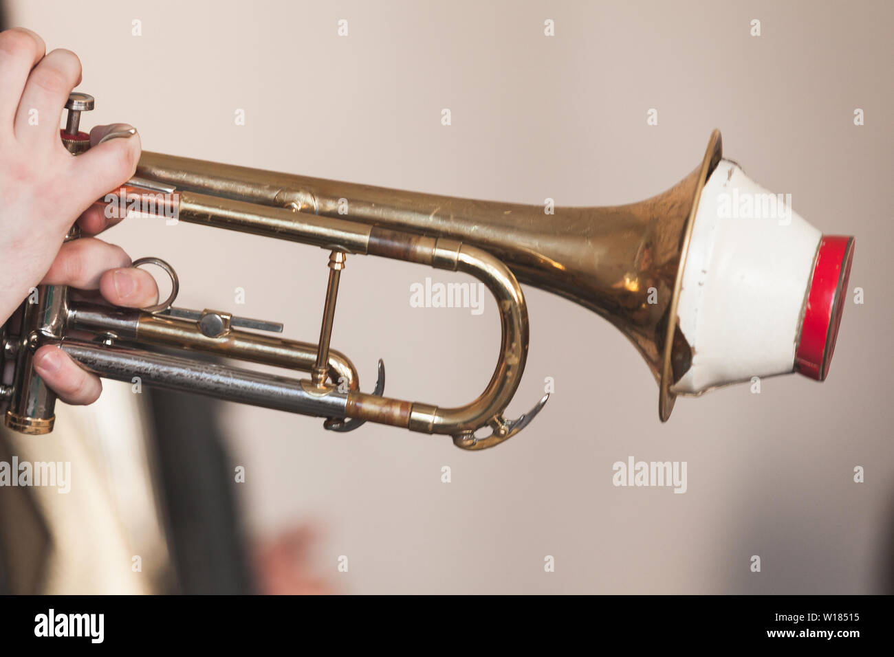 Arrière-plan de la musique live. La trompette avec sourdine tout droit dans le mains. Banque D'Images