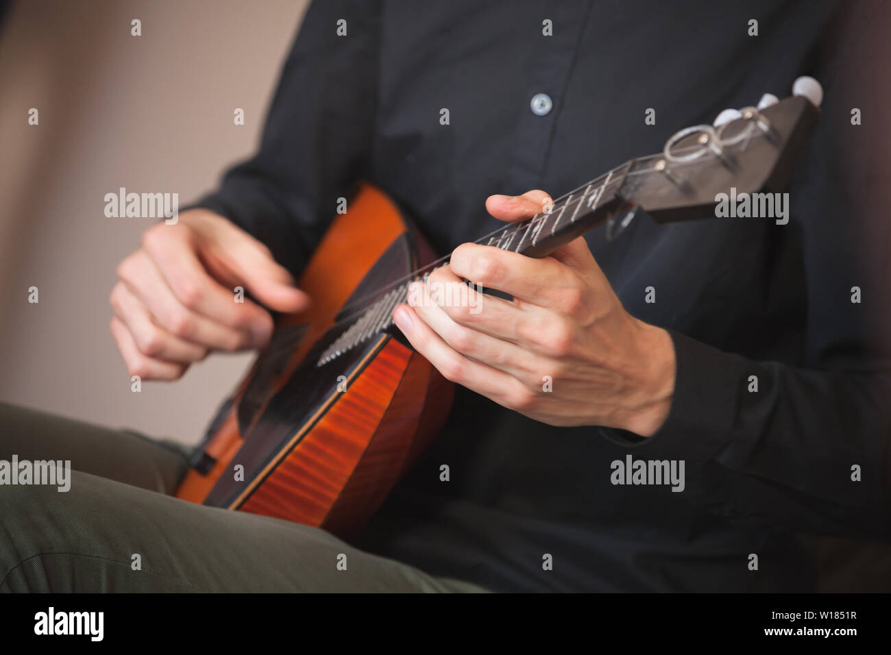 Arrière-plan de la musique folklorique russe. Mains d'un homme jouant de la balalaïka, close-up photo avec selective focus Banque D'Images