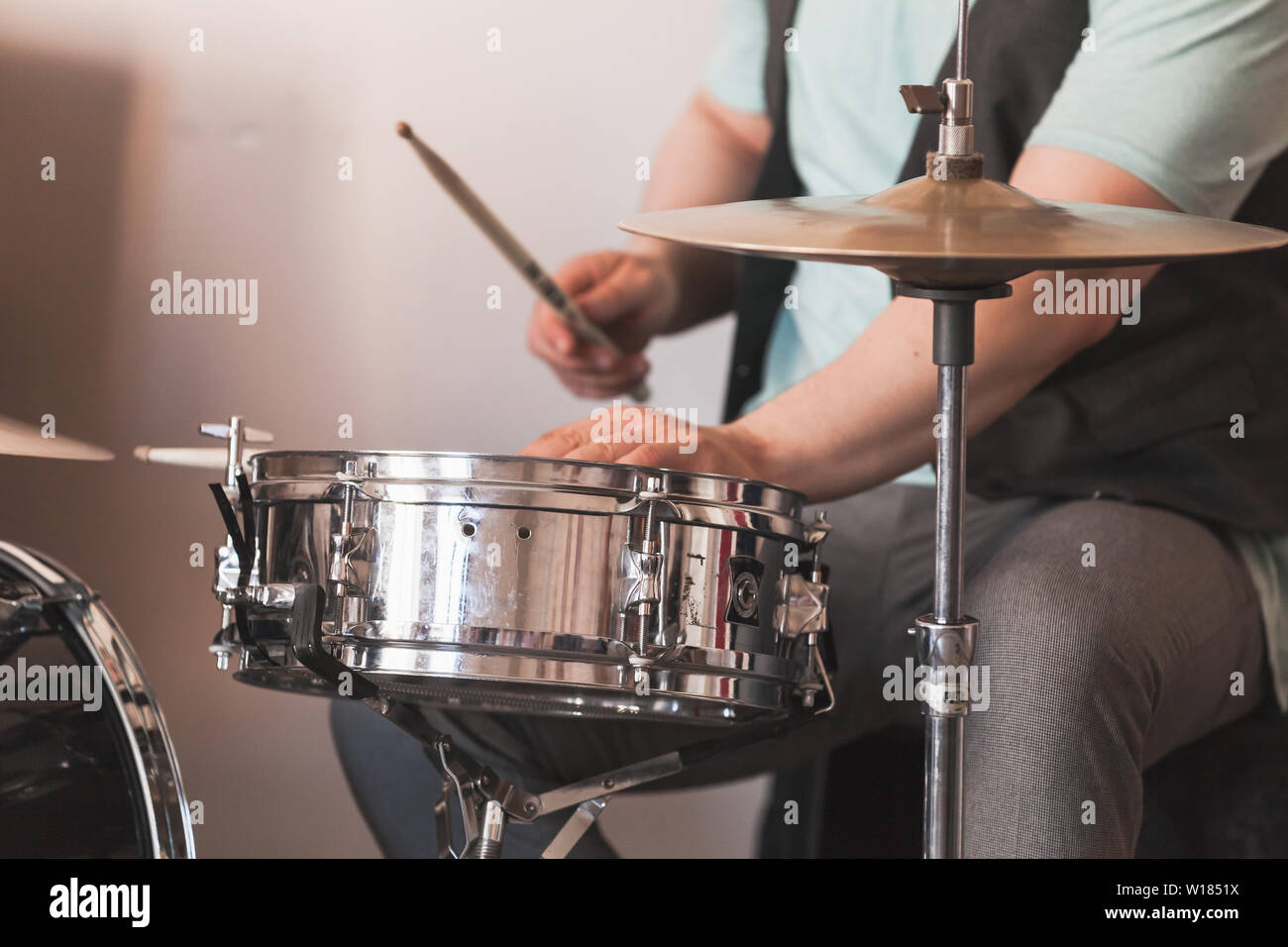 Arrière-plan de la musique live, le batteur joue sur une caisse claire, cymbales, une photo en gros plan avec soft focus sélectif Banque D'Images