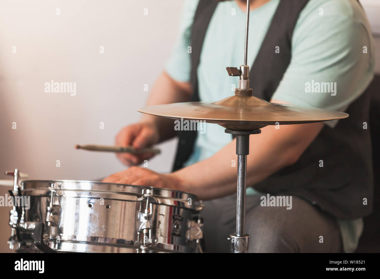 Arrière-plan de la musique live, le batteur joue sur une caisse claire, close-up photo avec soft focus sélectif Banque D'Images