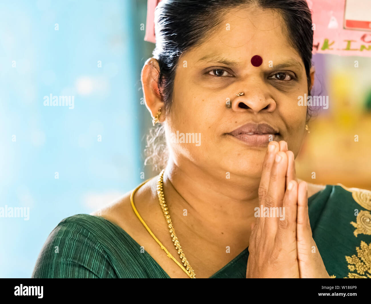 PUDUCHERY, INDE - décembre vers 2018. Femme indienne mature non identifiés avec les mains jointes en prière pour remercier les ONG française. Regardant la caméra Banque D'Images