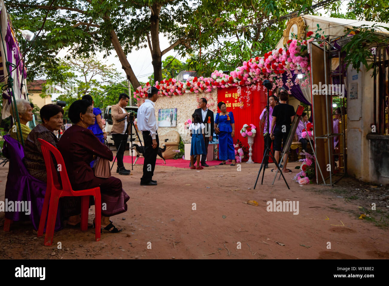 Les Cambodgiens sont réunis pour assister à une cérémonie de mariage traditionnel Khmer à Siem Reap, Cambodge. Banque D'Images