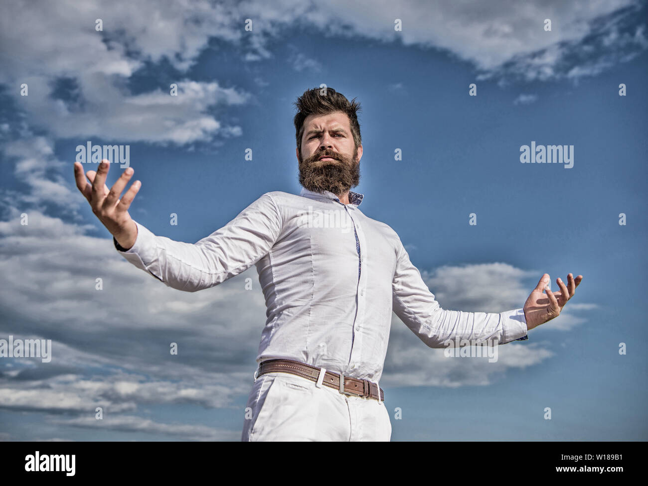 Sentiment fier de soi. Barbe et moustache hippie parait attrayante chemise blanche. Guy profitez de l excellent resultat. La superiorite et la puissance. Hipster barbu homme vetements formels se sent ...
