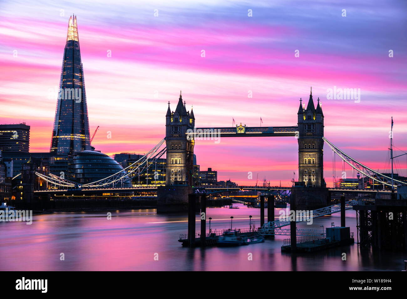 Superbe ciel coloré sur London Skyline at Dusk Banque D'Images