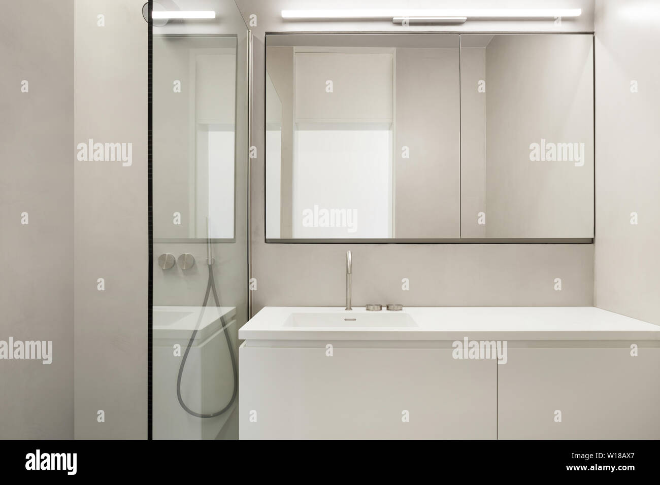 L'Architecture, salle de bains vide dans le ciment du nouvel appartement Banque D'Images