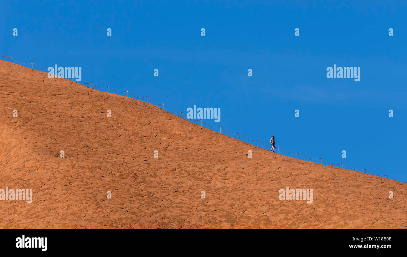 L'homme athlétique avec son visage couvert par un filet pour se protéger des insectes en haut d'Uluru, Ayers Rock, Australie Banque D'Images