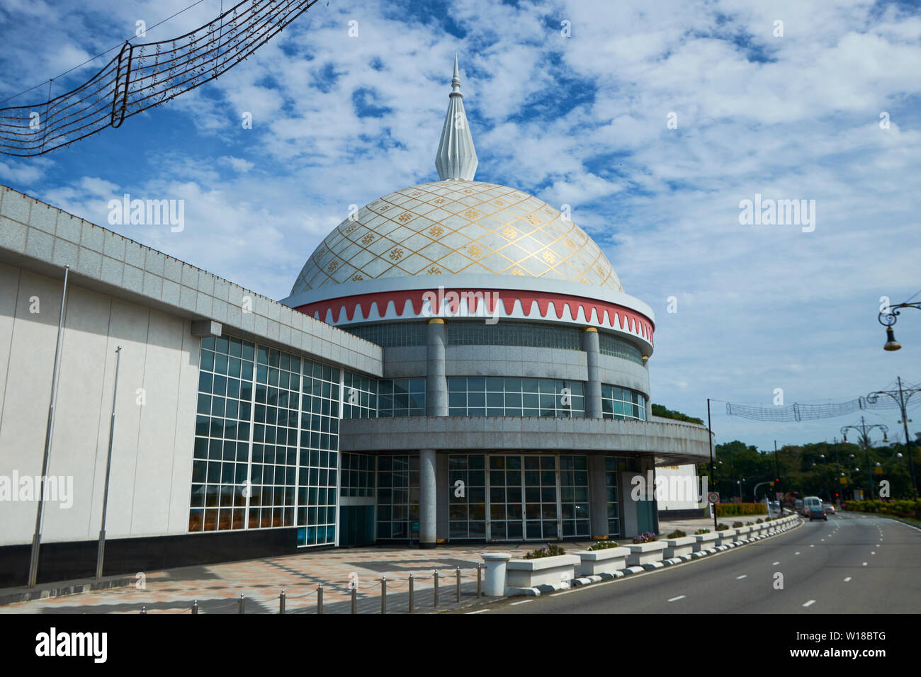 Vue extérieure du Musée Royal Regalia bombé à Bandar Seri Begawan, Brunei Banque D'Images