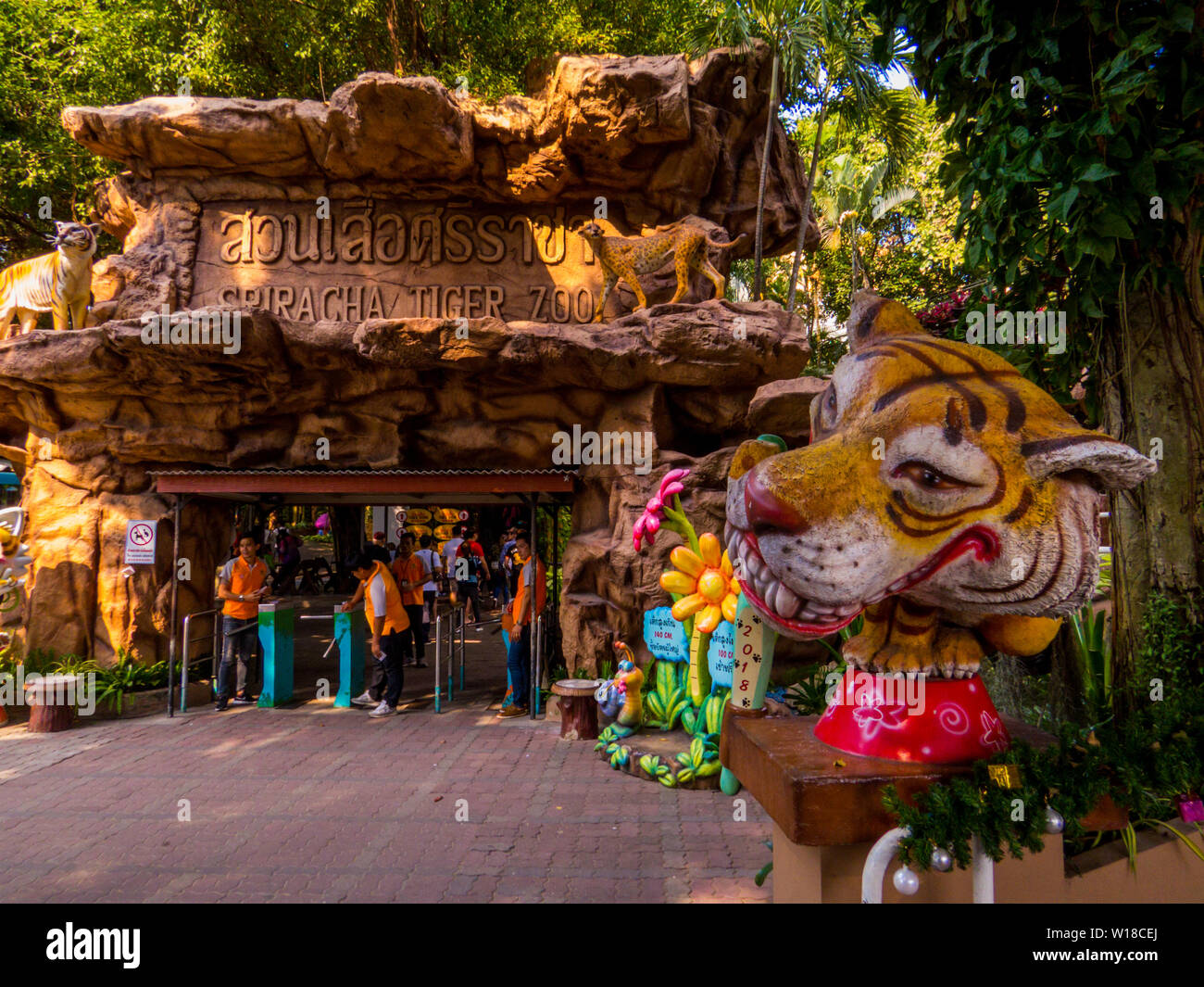 Vue de l'entrée de la Sriracha Tiger Zoo, Pattaya, Thaïlande Banque D'Images