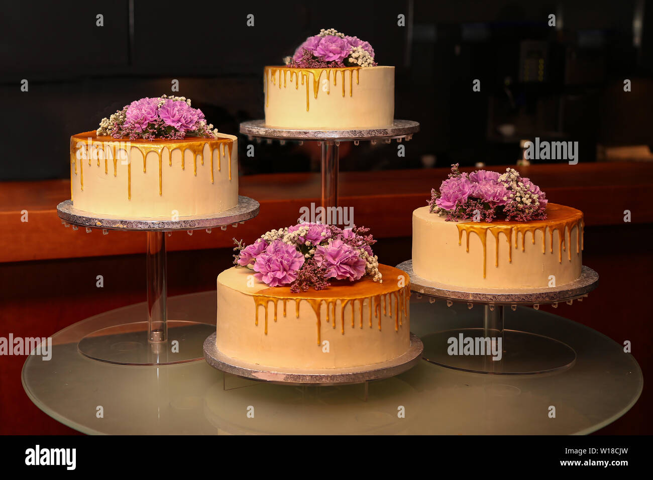 Gâteau de mariage. Gâteau de mariage dans des tons lilas. Banque D'Images