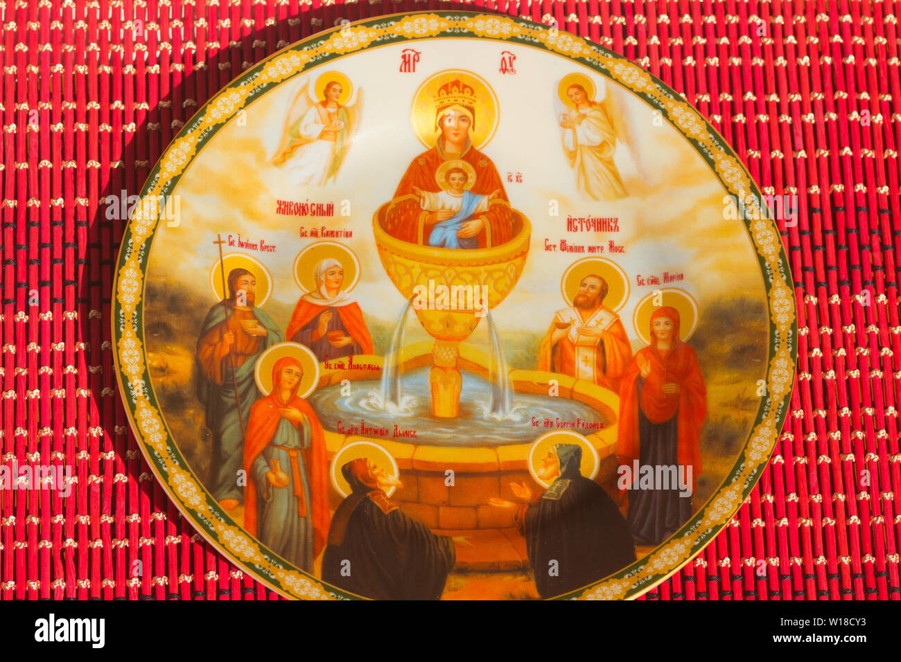 L'icône orthodoxe de la Mère de Dieu "Life-Giving Source' sous la forme d'une plaque sur une serviette en bambou Banque D'Images