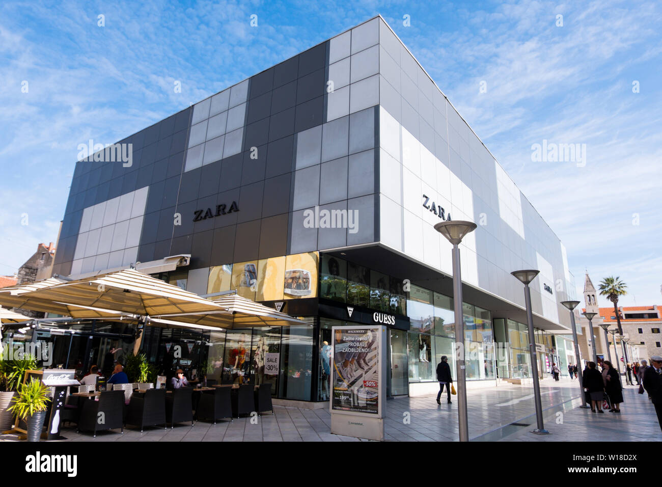 Zara Boutique dans un centre commercial avec des magasins de vêtements, Marmontova, Split, Dalmatie, Croatie Banque D'Images