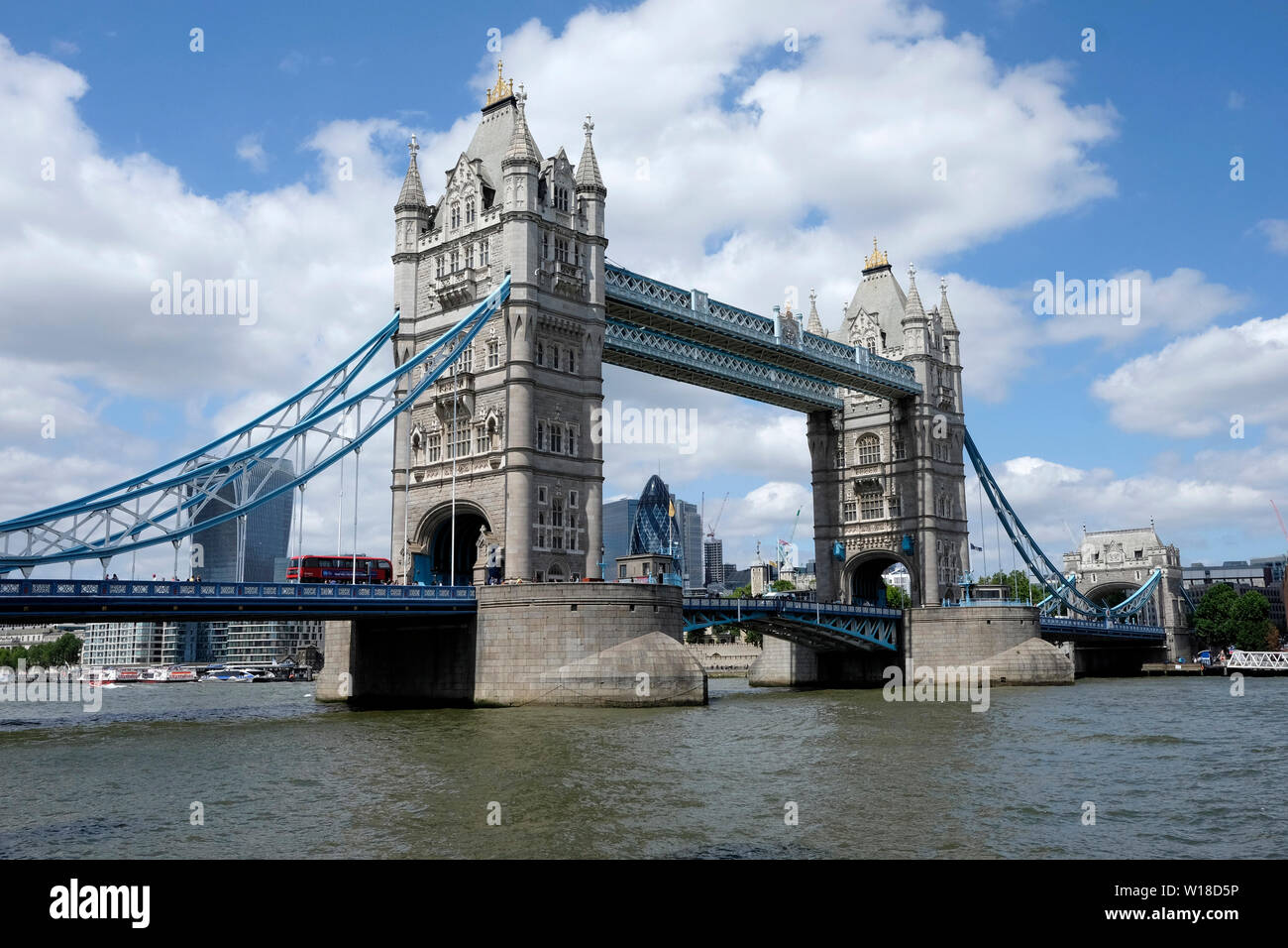 Une vue générale du Tower Bridge, London, UK Banque D'Images