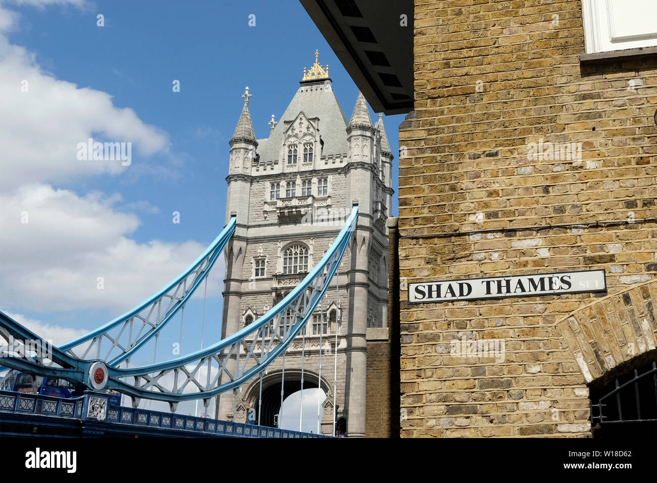 Shad Thames et le Tower Bridge Banque D'Images