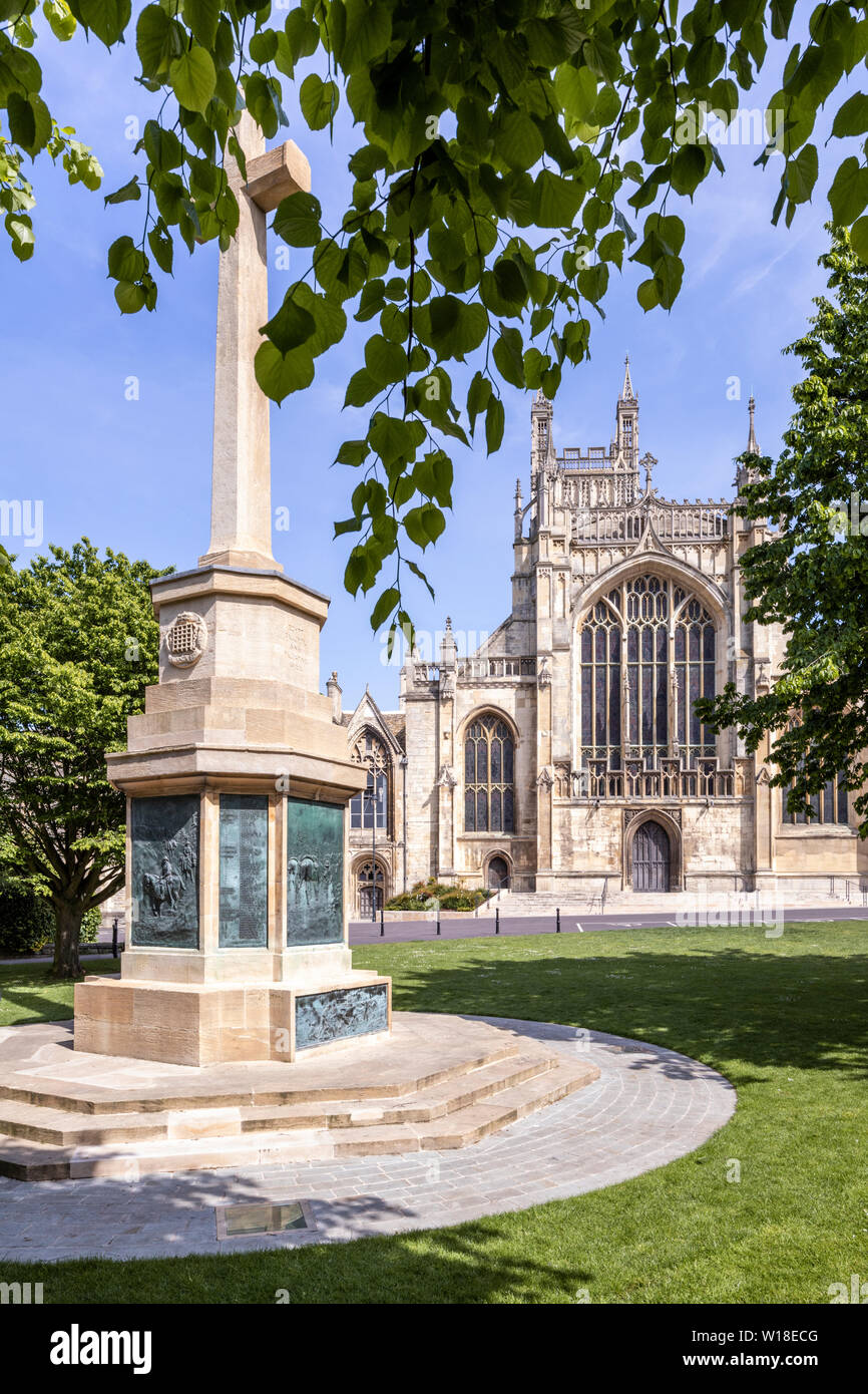 La cathédrale de Gloucester à partir de l'ouest avec le Royal Gloucestershire Hussars Yeomanry War Memorial, Gloucester UK Banque D'Images