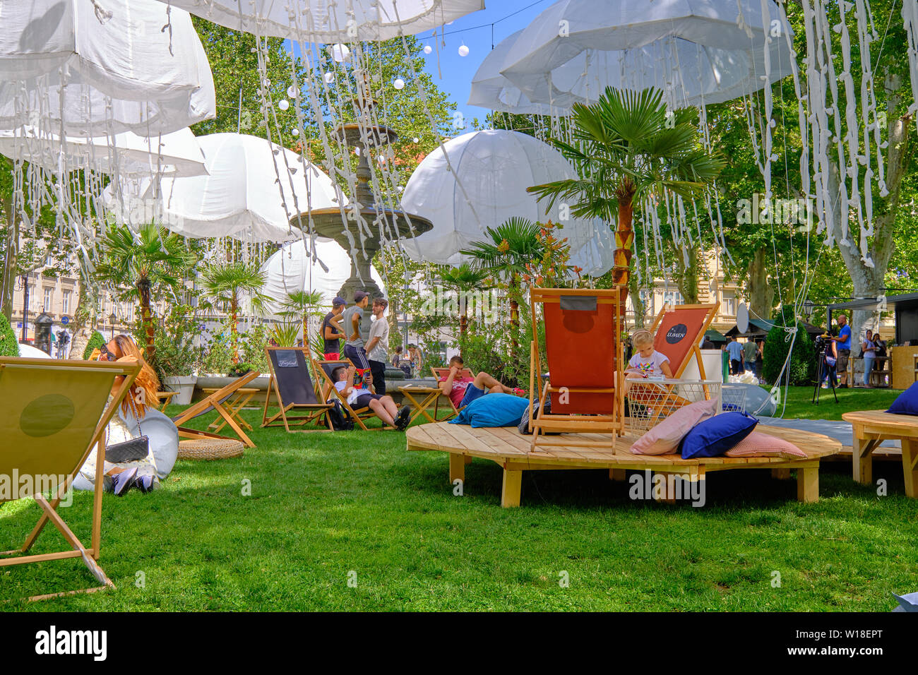 Zagreb, Croatie, 1 juillet 2019. Installation d'une station en lumen Park. Lecture en plein air avec des chaises de plate-forme, sous des parasols suspendus comme squid Banque D'Images