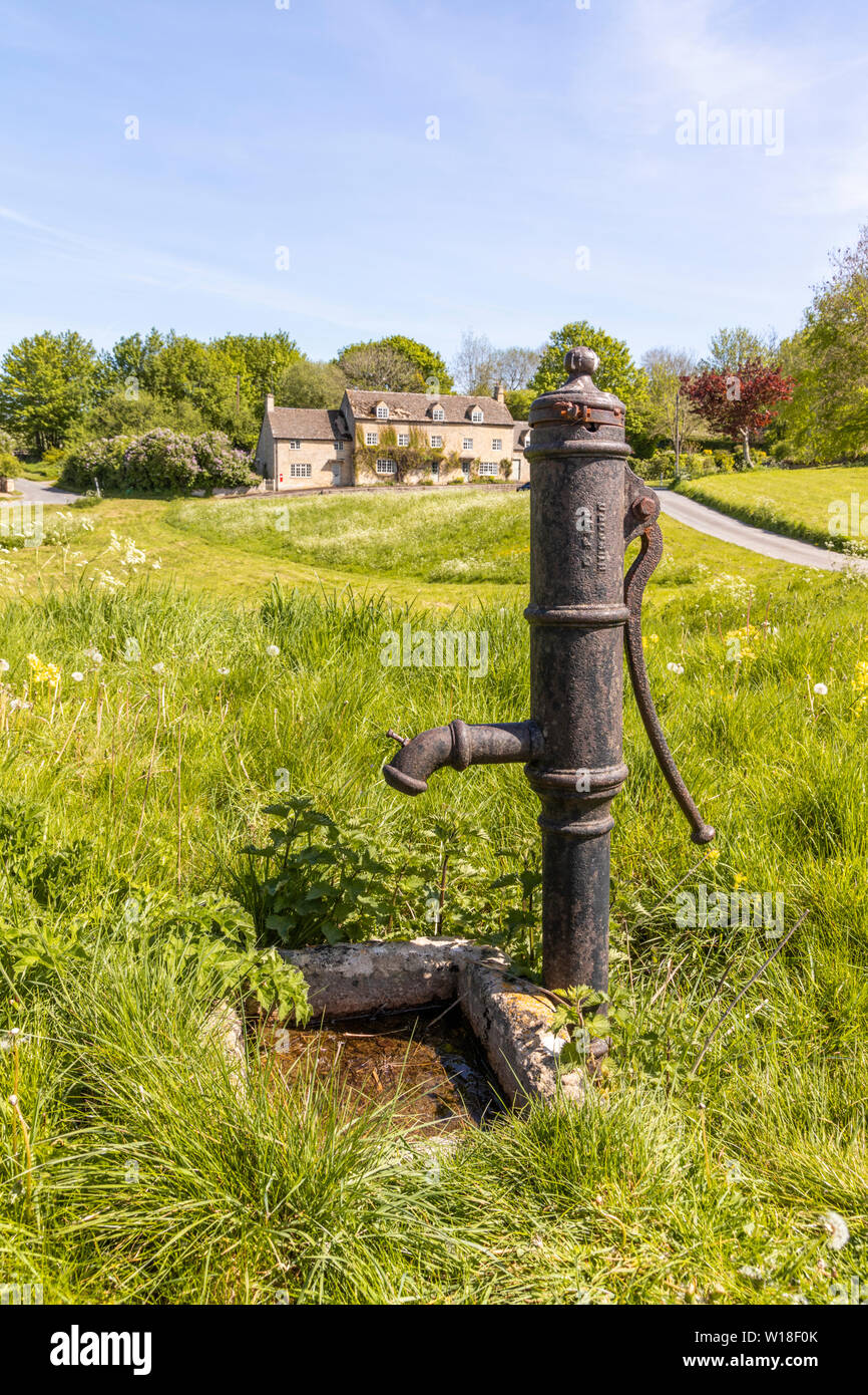 Une ancienne pompe à eau dans le village de Cotswold peu Barrington, Gloucestershire UK Banque D'Images