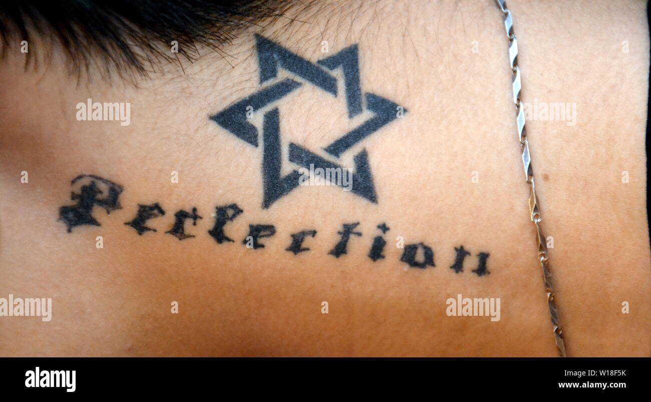 Une étude dans la revue "Psychological Science évolutionniste' a cherché à déterminer si les tatouages sont des signaux de forme physique. Certains affirment qu'ils signalent la capacité à supporter la douleur et traiter les blessures. Christopher D. Lynn de l'Université de l'Alabama ont gradués. mâle Banque D'Images